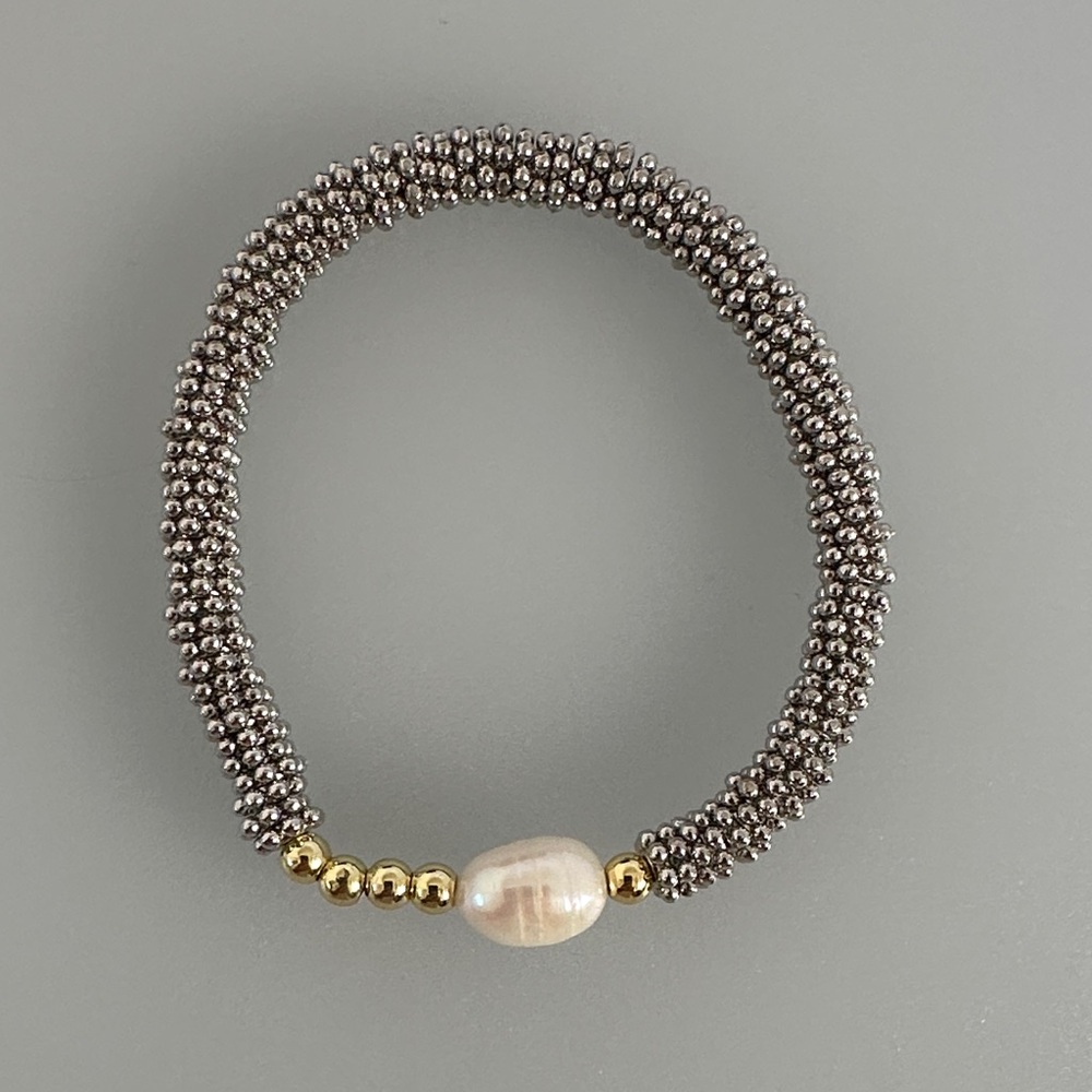 Sophisticated Pearl and Beaded Bracelet